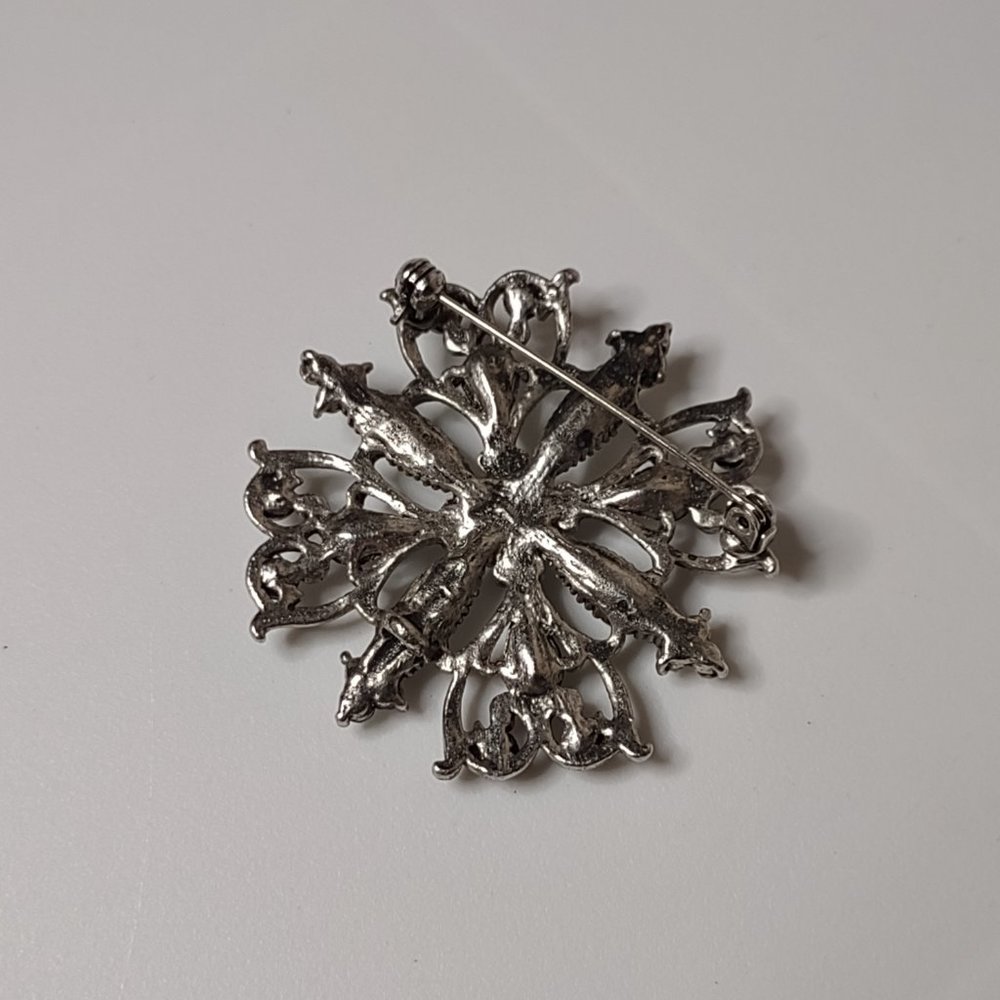 Pretty Vintage Metal And Plastic Brooch - Picture 9 of 11